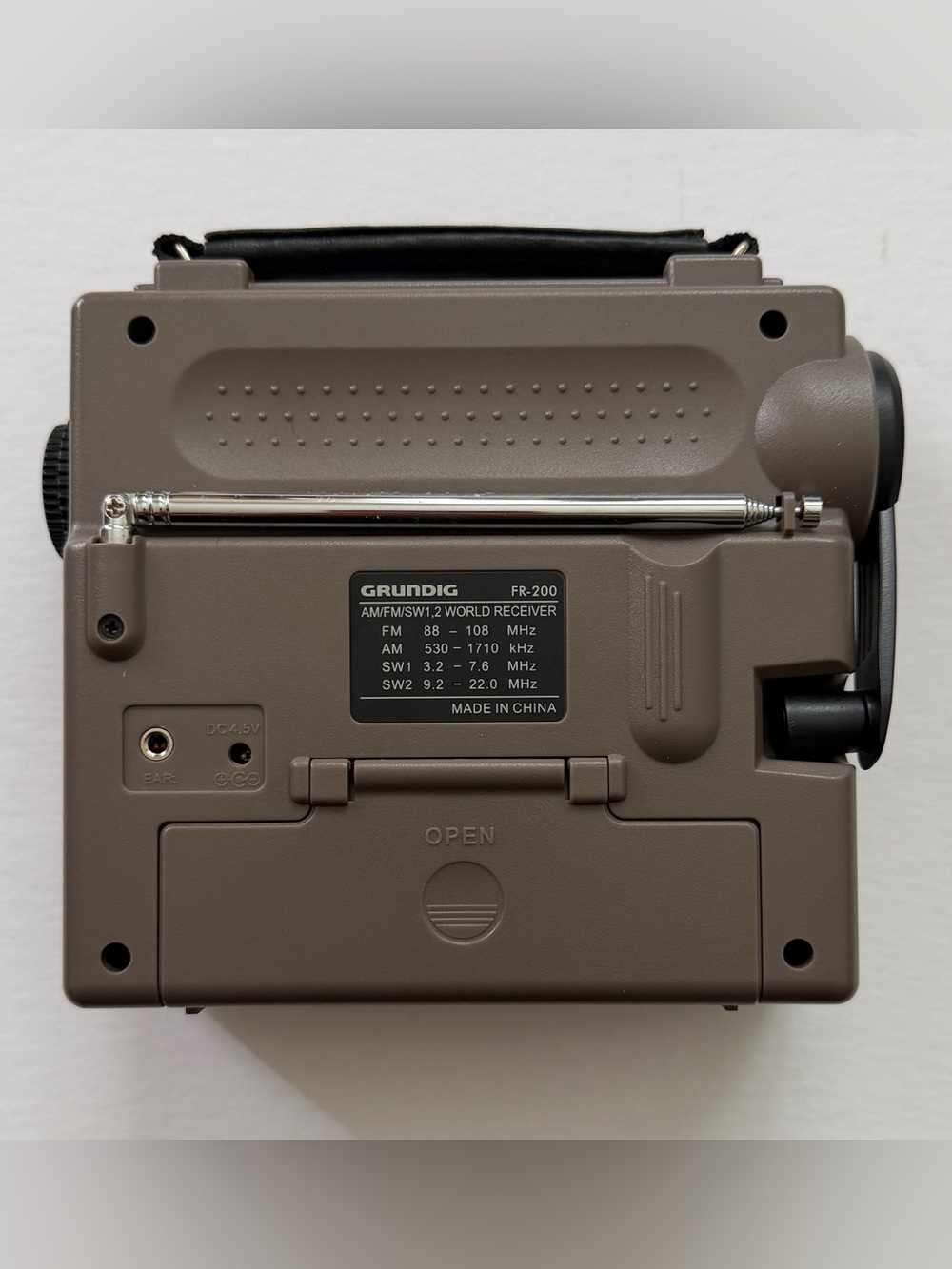 Grundig FR 200 AM/FM Emergency Survival Radio Short Wave Light Hand Crank - Picture 2 of 7